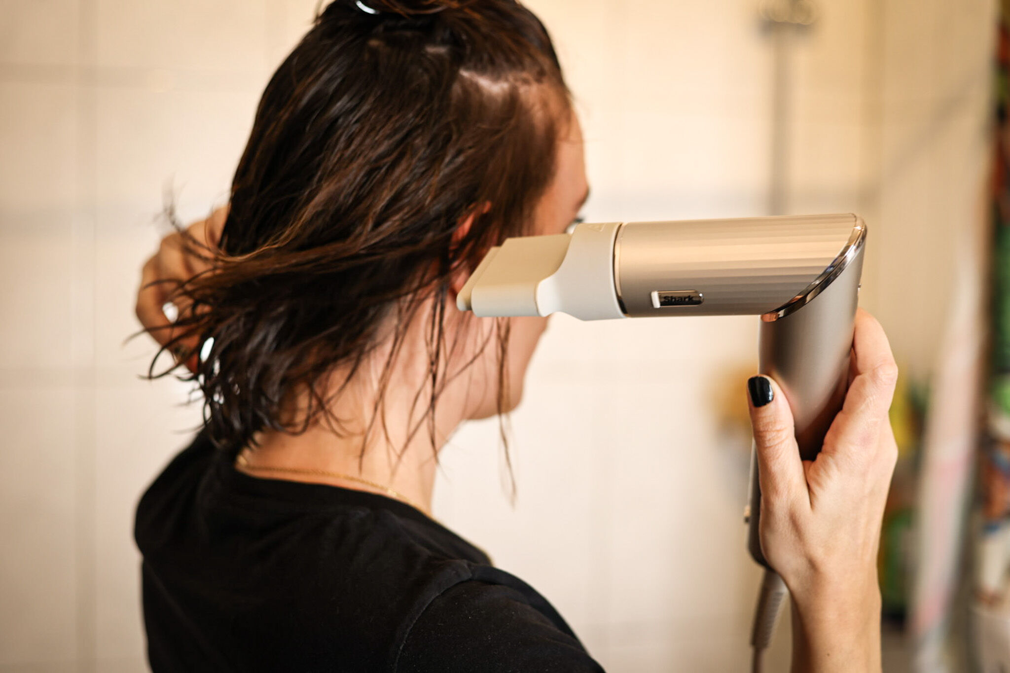 Вы можете видеть, как сушатся волосы с помощью Shark FlexStyle.